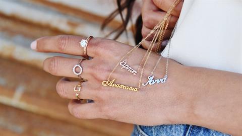 Μοντέρνα κολιέ που θα σας κόψουν την ανάσα